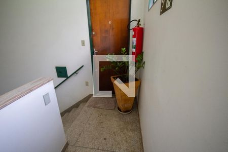 Apartamento para alugar com 60m², 2 quartos e 1 vagaEscada de acesso