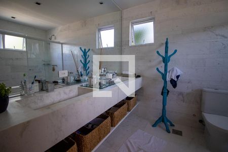 Casa de condomínio à venda com 210m², 4 quartos e 4 vagasBanheiro do Quarto 1