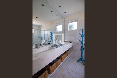 Casa de condomínio à venda com 210m², 4 quartos e 4 vagasBanheiro do Quarto 1