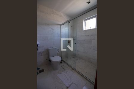 Casa de condomínio à venda com 210m², 4 quartos e 4 vagasBanheiro do Quarto 1