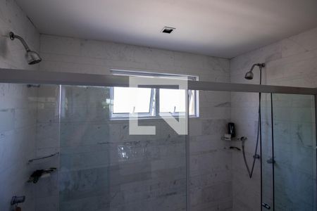 Casa de condomínio à venda com 210m², 4 quartos e 4 vagasBanheiro do Quarto 1