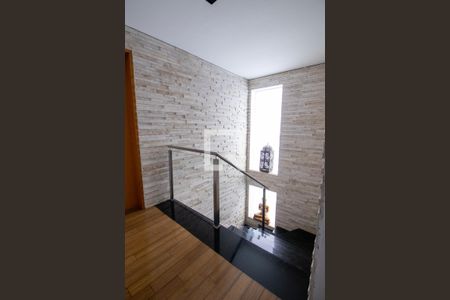 Casa de condomínio à venda com 210m², 4 quartos e 4 vagasEscada