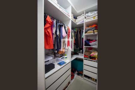 Casa de condomínio à venda com 145m², 3 quartos e 2 vagas Casa de condomínio à venda com 145m², 3 quartos e 2 vagasCloset da Suíte 1