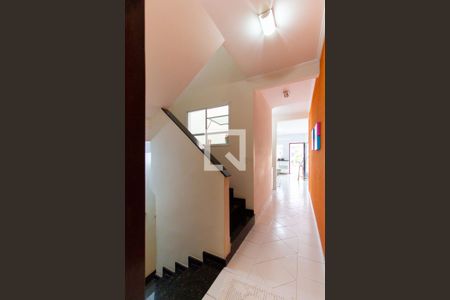 Casa à venda com 180m², 3 quartos e 5 vagas Casa à venda com 180m², 3 quartos e 5 vagasEscada