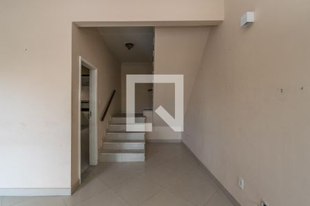 Sala - Acesso ao 2º andar de casa à venda com 3 quartos, 193m² em Penha Circular, Rio de Janeiro