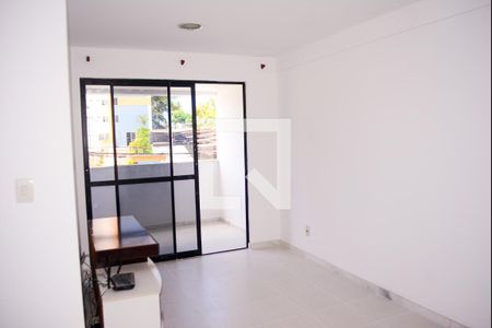 Sala com varanda de apartamento para alugar com 3 quartos, 70m² em Saboeiro, Salvador