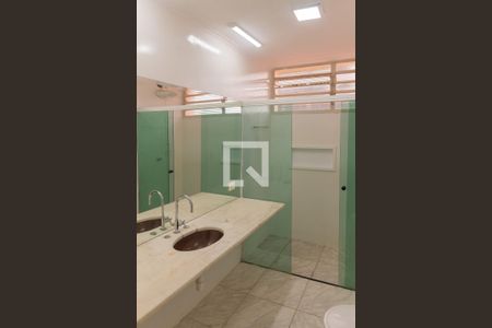 Casa à venda com 283m², 4 quartos e 4 vagasBanheiro da Suíte 1