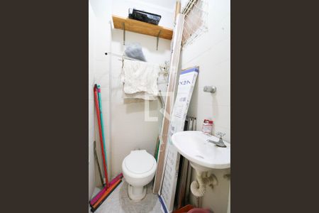 Banheiro de serviço de apartamento para alugar com 4 quartos, 160m² em Jardim das Acácias, São Paulo