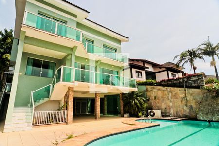 Casa à venda com 465m², 4 quartos e 5 vagas Casa à venda com 465m², 4 quartos e 5 vagasÁrea externa