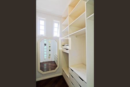 Casa à venda com 465m², 4 quartos e 5 vagas Casa à venda com 465m², 4 quartos e 5 vagasCloset da suíte 1