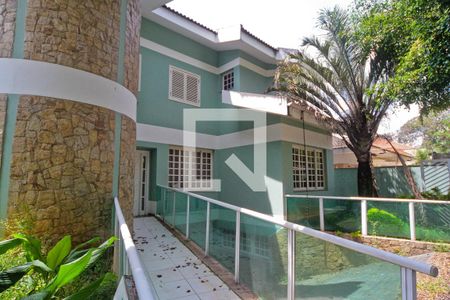 Casa à venda com 465m², 4 quartos e 5 vagas Casa à venda com 465m², 4 quartos e 5 vagasÁrea externa