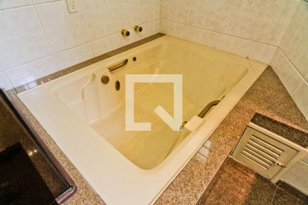 Casa à venda com 465m², 4 quartos e 5 vagas Casa à venda com 465m², 4 quartos e 5 vagasBanheiro da Suíte 2