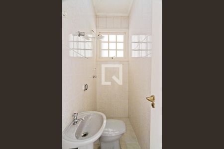 Casa à venda com 465m², 4 quartos e 5 vagas Casa à venda com 465m², 4 quartos e 5 vagasBanheiro de Serviço