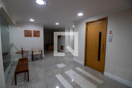 Apartamento à venda com 158m², 4 quartos e 2 vagas Apartamento à venda com 158m², 4 quartos e 2 vagasHall de entrada