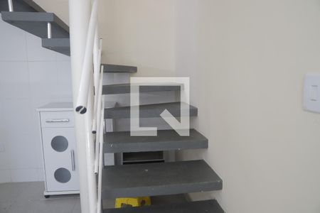 Escada de casa para alugar com 1 quarto, 54m² em Vila da Saúde, São Paulo