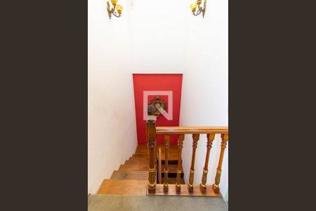 Casa à venda com 288m², 3 quartos e 2 vagas Casa à venda com 288m², 3 quartos e 2 vagasEscada