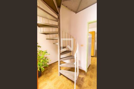 Casa à venda com 288m², 3 quartos e 2 vagas Casa à venda com 288m², 3 quartos e 2 vagasEscada