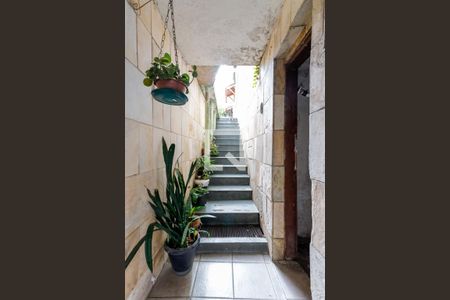 Casa à venda com 150m², 3 quartos e 2 vagas Casa à venda com 150m², 3 quartos e 2 vagasEscada Entrada