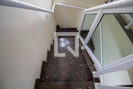 Casa à venda com 120m², 4 quartos e 2 vagas Casa à venda com 120m², 4 quartos e 2 vagasEscada