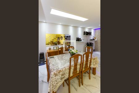 Casa à venda com 174m², 2 quartos e 6 vagas Casa à venda com 174m², 2 quartos e 6 vagasSala de jantar