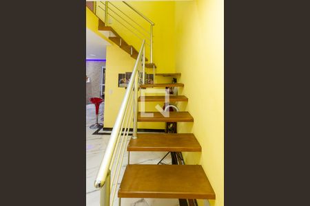 Casa à venda com 174m², 2 quartos e 6 vagas Casa à venda com 174m², 2 quartos e 6 vagasEscada