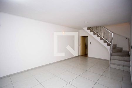 Sala de casa para alugar com 3 quartos, 261m² em Taboão, Diadema