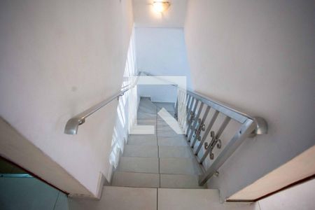 Escada de casa para alugar com 4 quartos, 261m² em Taboão, Diadema