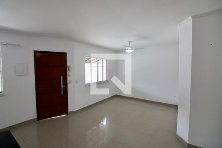 Sala de casa de condomínio para alugar com 2 quartos, 79m² em Vargem Grande, Rio de Janeiro