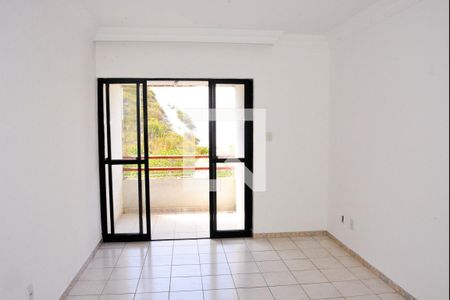 Sala com varanda de apartamento para alugar com 2 quartos, 75m² em C Azul, Salvador