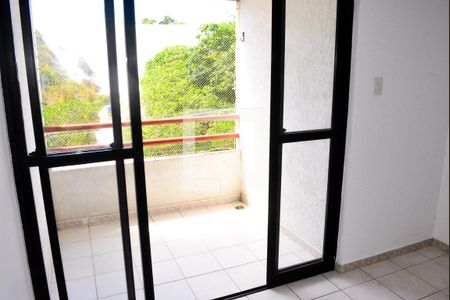 Sala com varanda de apartamento para alugar com 2 quartos, 75m² em C Azul, Salvador
