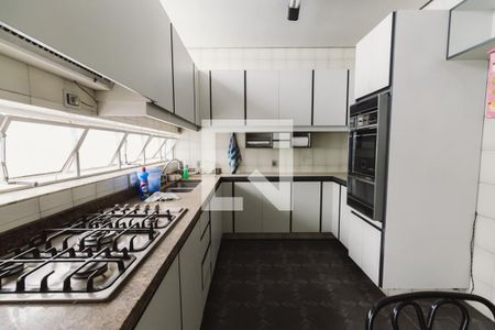 Casa à venda com 400m², 3 quartos e 4 vagas Casa à venda com 400m², 3 quartos e 4 vagasCozinha