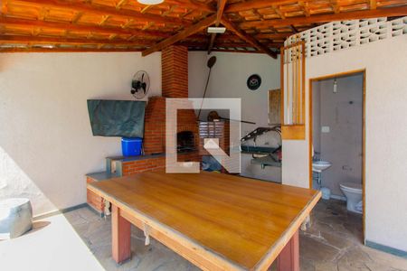 Casa à venda com 305m², 5 quartos e 5 vagasChurrasqueira
