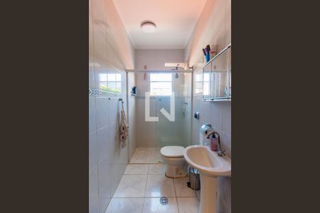 Casa à venda com 305m², 5 quartos e 5 vagasBanheiro 4