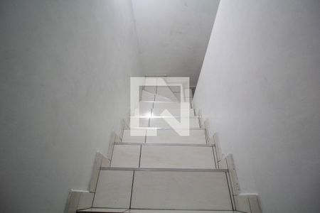 Escada de casa para alugar com 2 quartos, 63m² em Jardim Helena, São Paulo