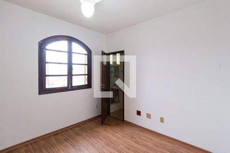 Casa à venda com 185m², 4 quartos e 2 vagasSuíte