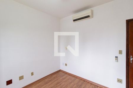 Casa à venda com 185m², 4 quartos e 2 vagasSuíte