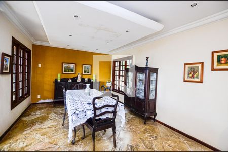 Casa à venda com 380m², 4 quartos e 3 vagasSala