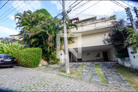 Casa à venda com 380m², 4 quartos e 3 vagasFachada