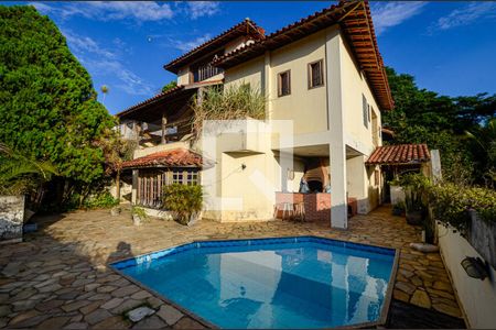 Casa à venda com 380m², 4 quartos e 3 vagasFachada