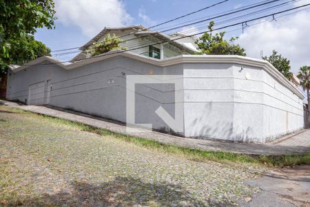 Casa à venda com 720m², 4 quartos e 4 vagasFachada