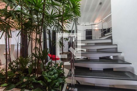 Apartamento à venda com 385m², 4 quartos e 6 vagas Apartamento à venda com 385m², 4 quartos e 6 vagasEscada