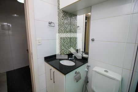 Banheiro de kitnet/studio para alugar com 1 quarto, 21m² em Catete, Rio de Janeiro