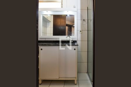 Banheiro de apartamento à venda com 1 quarto, 34m² em São João, Porto Alegre