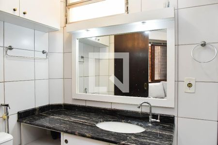 Banheiro de apartamento à venda com 1 quarto, 34m² em São João, Porto Alegre