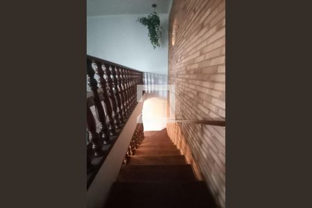 Casa à venda com 183m², 3 quartos e 3 vagas Casa à venda com 183m², 3 quartos e 3 vagasEscada