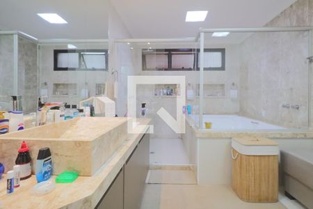 Apartamento à venda com 330m², 4 quartos e 4 vagasBanheiro Suíte 3
