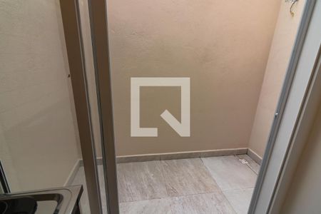Banheiro de apartamento para alugar com 1 quarto, 18m² em Chácara Santo Antônio (zona Sul), São Paulo