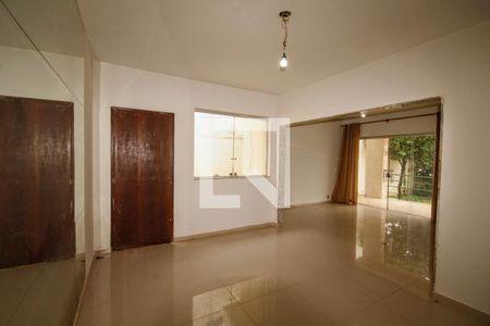 Sala de casa à venda com 4 quartos, 210m² em Paraíso, Belo Horizonte