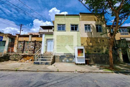 Casa à venda com 370m², 6 quartos e sem vaga Casa à venda com 370m², 6 quartos e sem vagaFachada