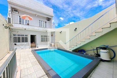 Casa à venda com 370m², 6 quartos e sem vaga Casa à venda com 370m², 6 quartos e sem vagaPiscina